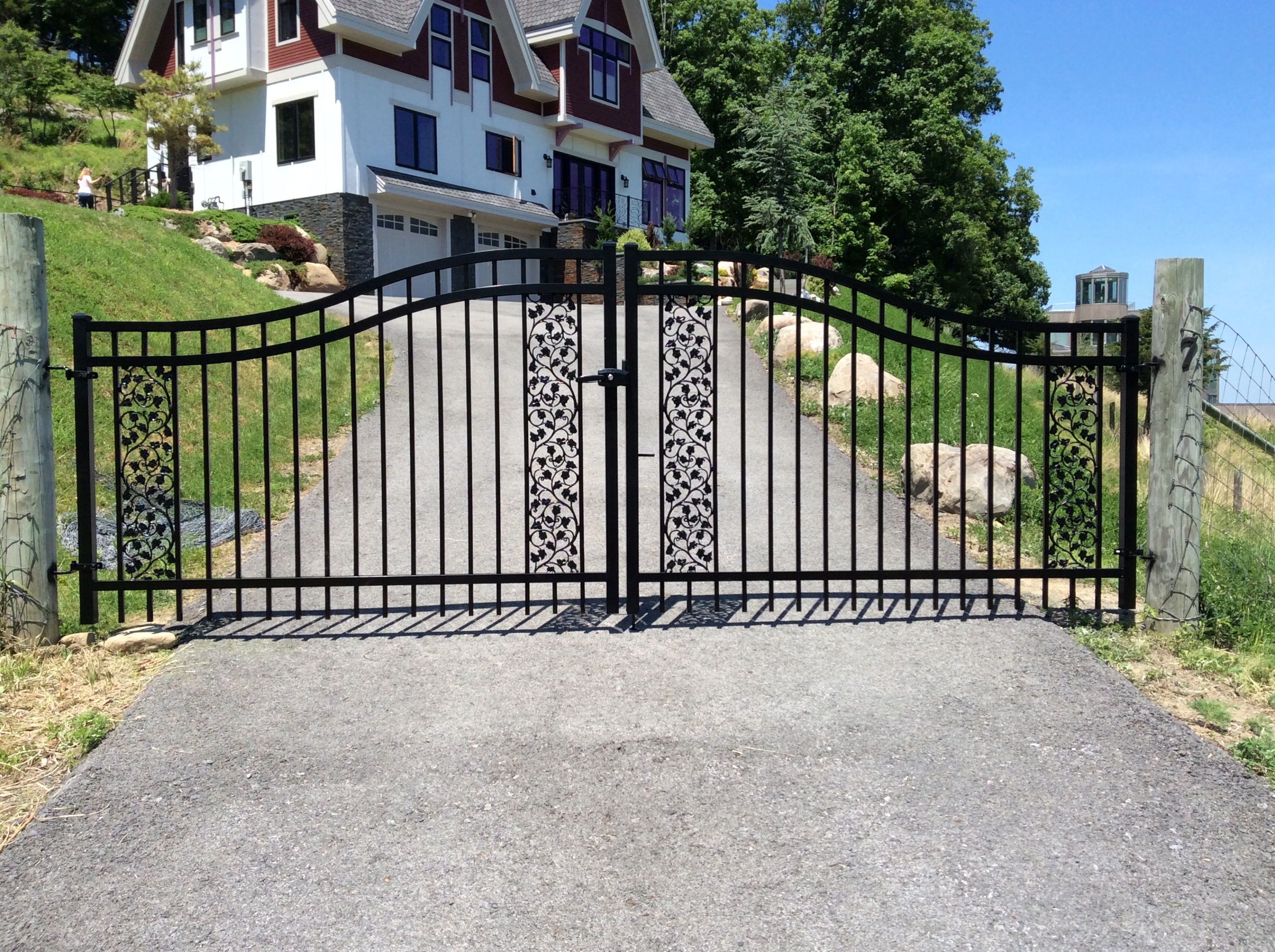 Estate Gate E-2 With Ivy Panels